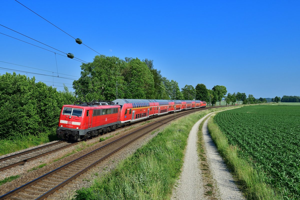 111 023 mit einem RE am 13.06.2019 bei Langenisarhofen. 