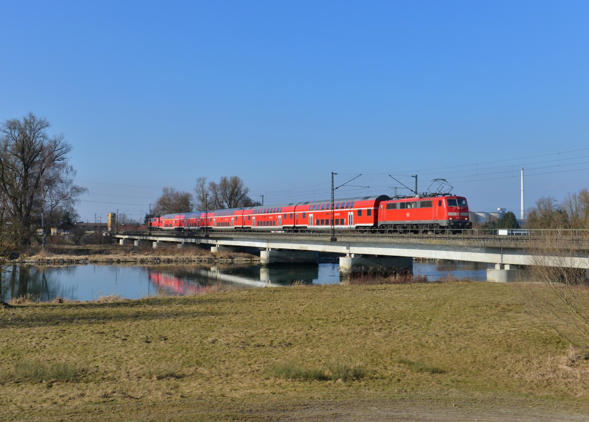 111 023 mit RE 4072 am 27.02.2015 auf der Isabrücke bei Plattling.