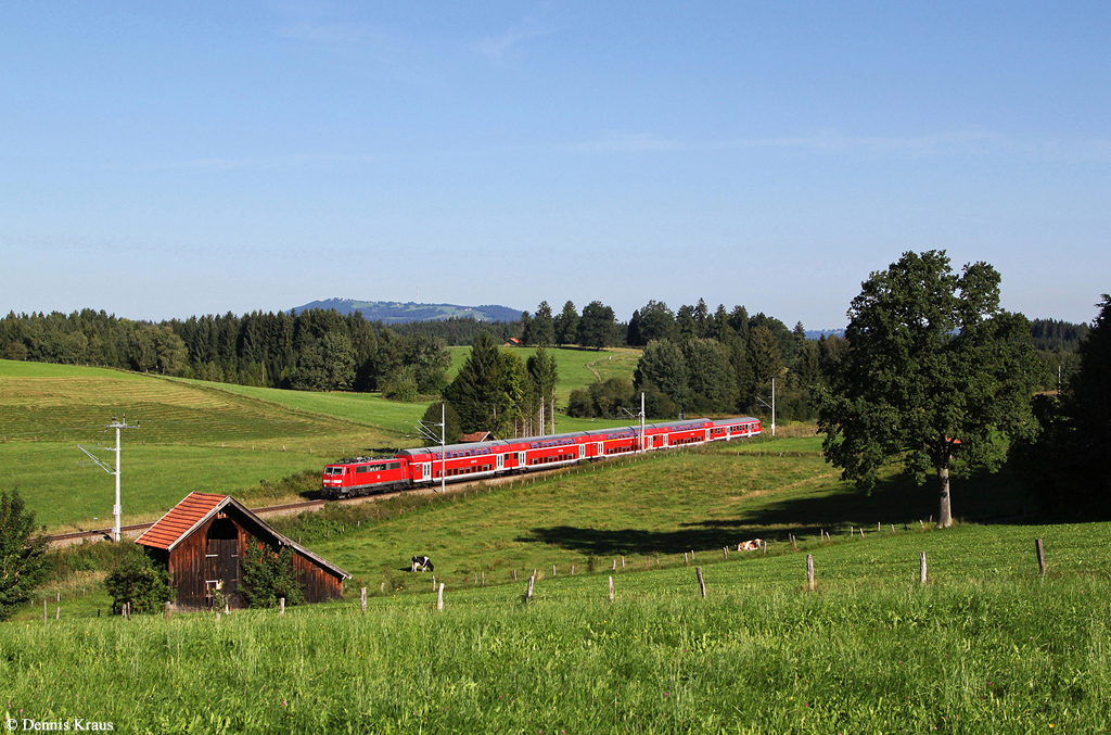 111 023 mit RE 59491 am 17.08.2014 bei Uffing.