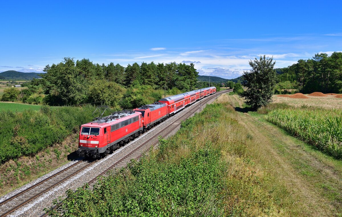 111 024 + 146 222 mit einem RE am 23.08.2022 bei Kerschhofen.