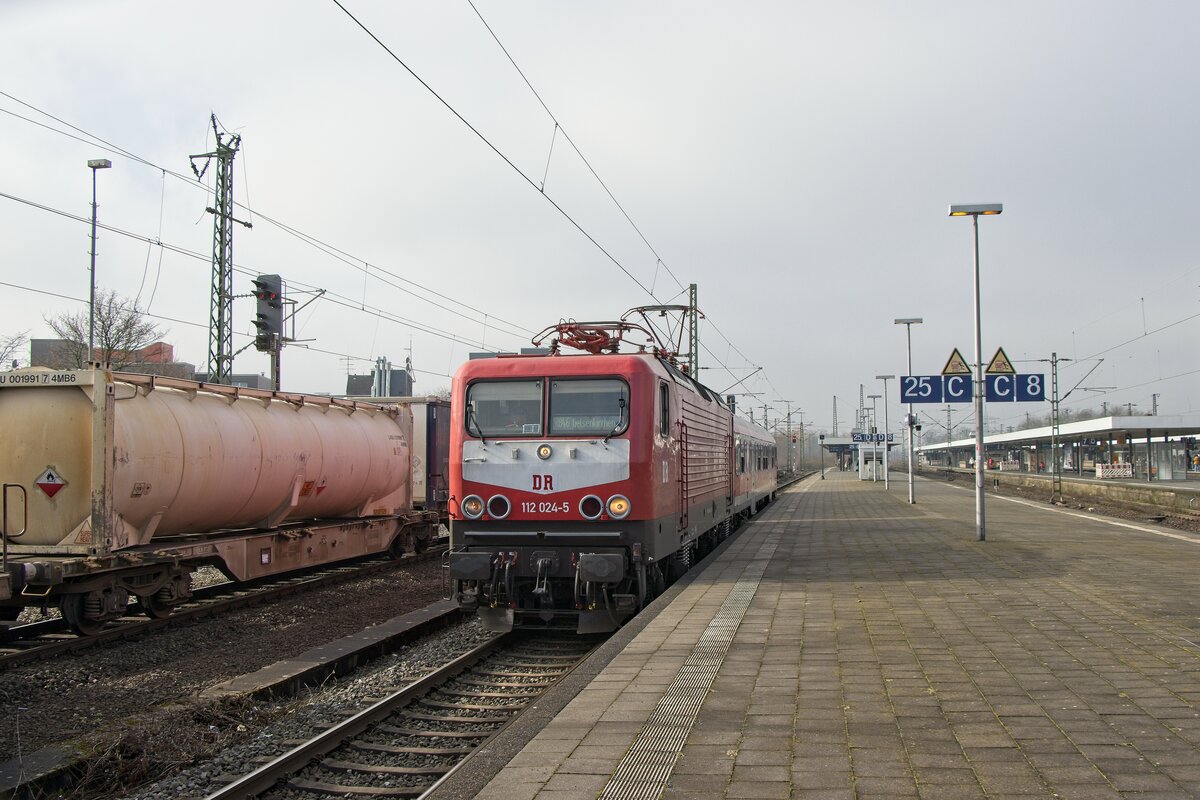 111 024-5 der WFL verlässt mit einem Ersatzzug auf der Linie RB 46 Gelsenkirchen Hbf (26.02.2022)