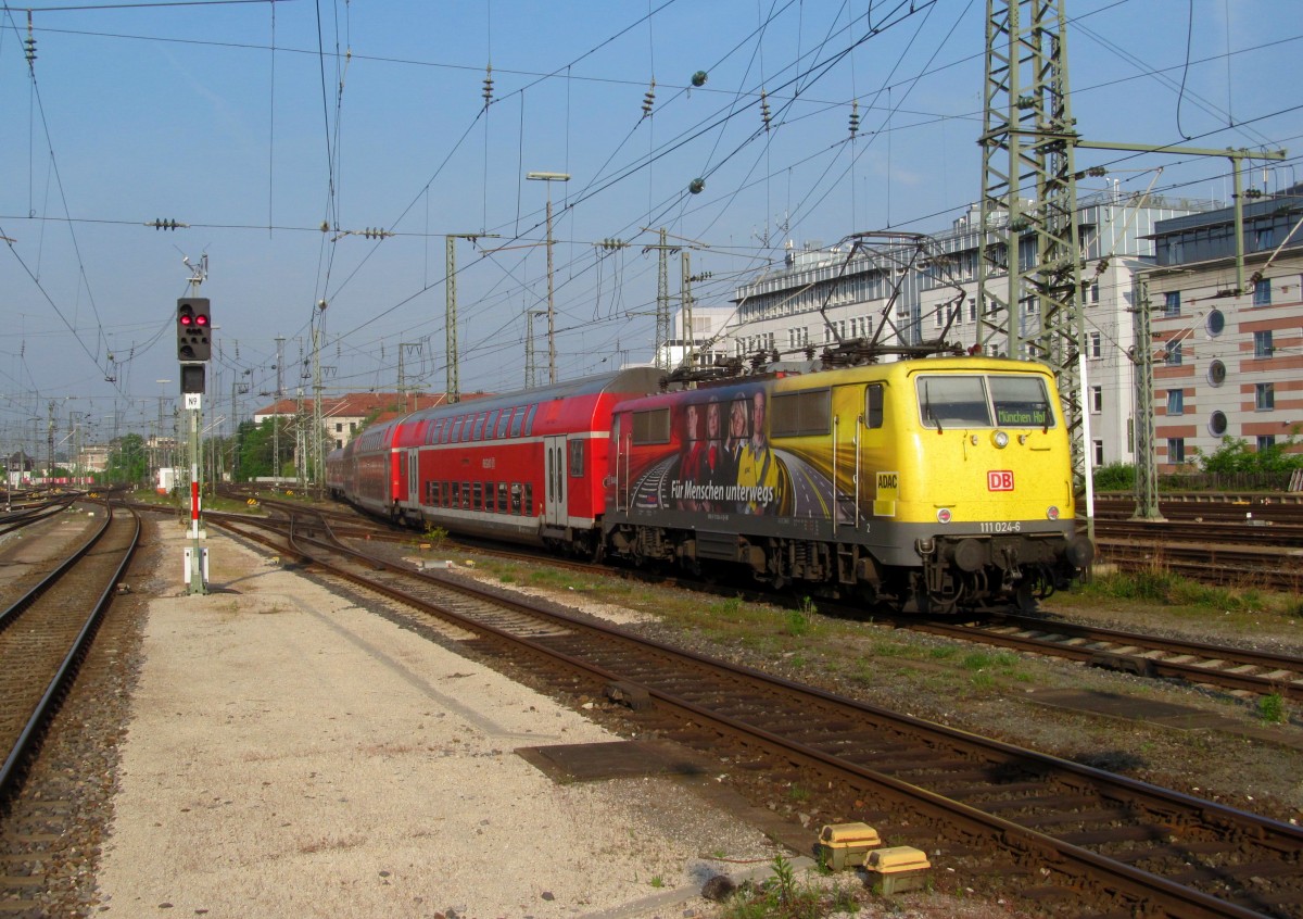 111 024-6  ADAC  schiebt am 26. April 2014 einen RE zur Fahrt nach München über Treuchtlingen aus Nürnberg Hbf heraus.