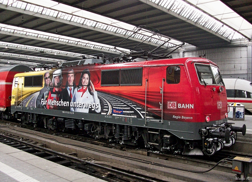 111 024  ADAC-Werbelok  an einer RB nach Nürnberg Hbf. Aufgenommen am 23.2.13 in München Hbf.
