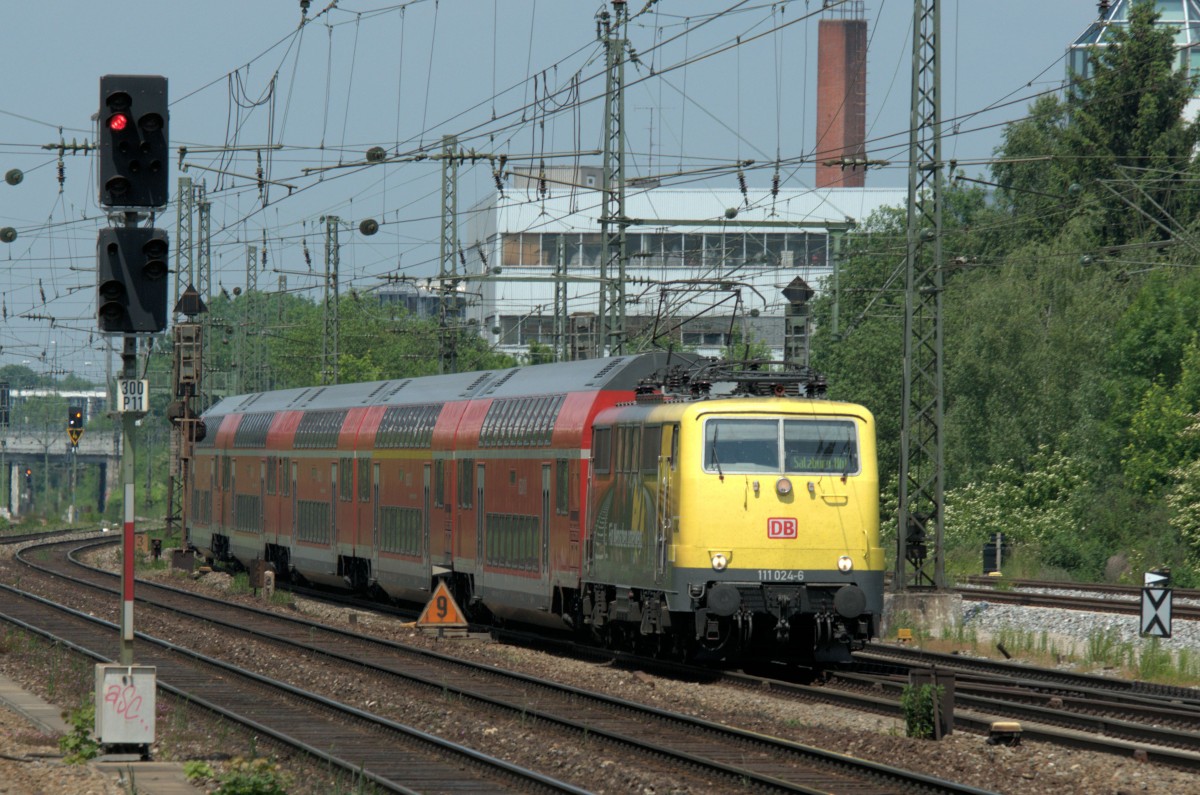 111 024 am 09.06.13 mit der RE nach Salzburg am Heimeranplatz/München