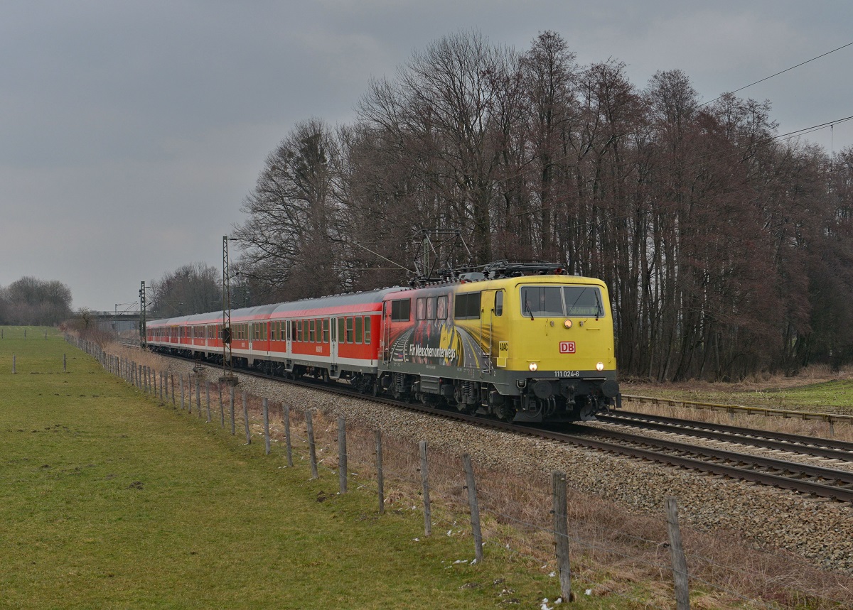 111 024 mit einem RE nach Salzburg am 01.04.2013 bei Vogl.