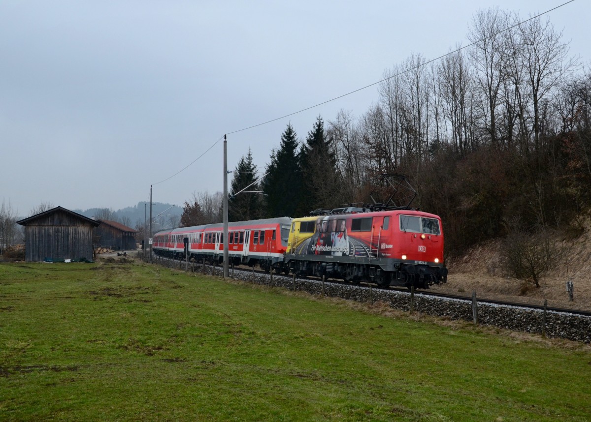 111 024 mit einer RB nach Mnchen am 04.04.2013 bei Huglfing.