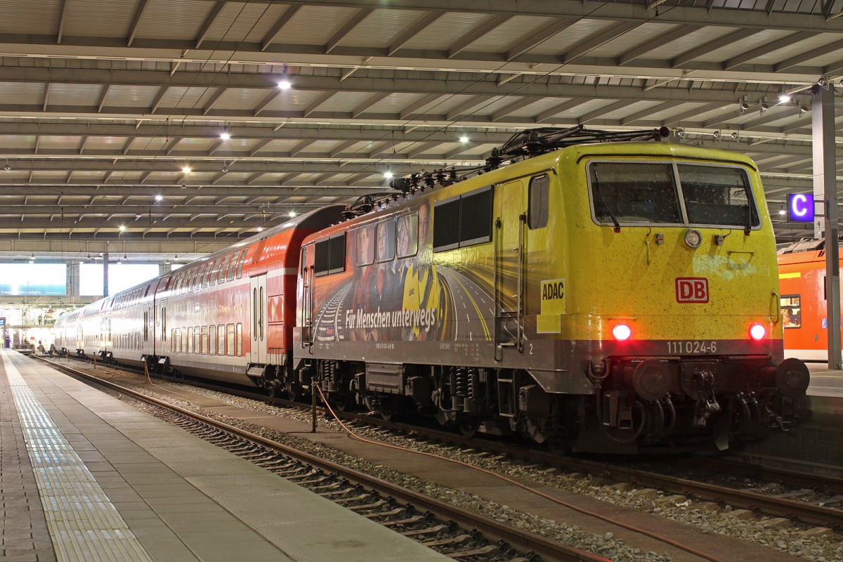 111 024 stand am 12.4.14 im Münchener Hbf und wurde wenige Minuten später in den Abstellbahnhof gezogen.