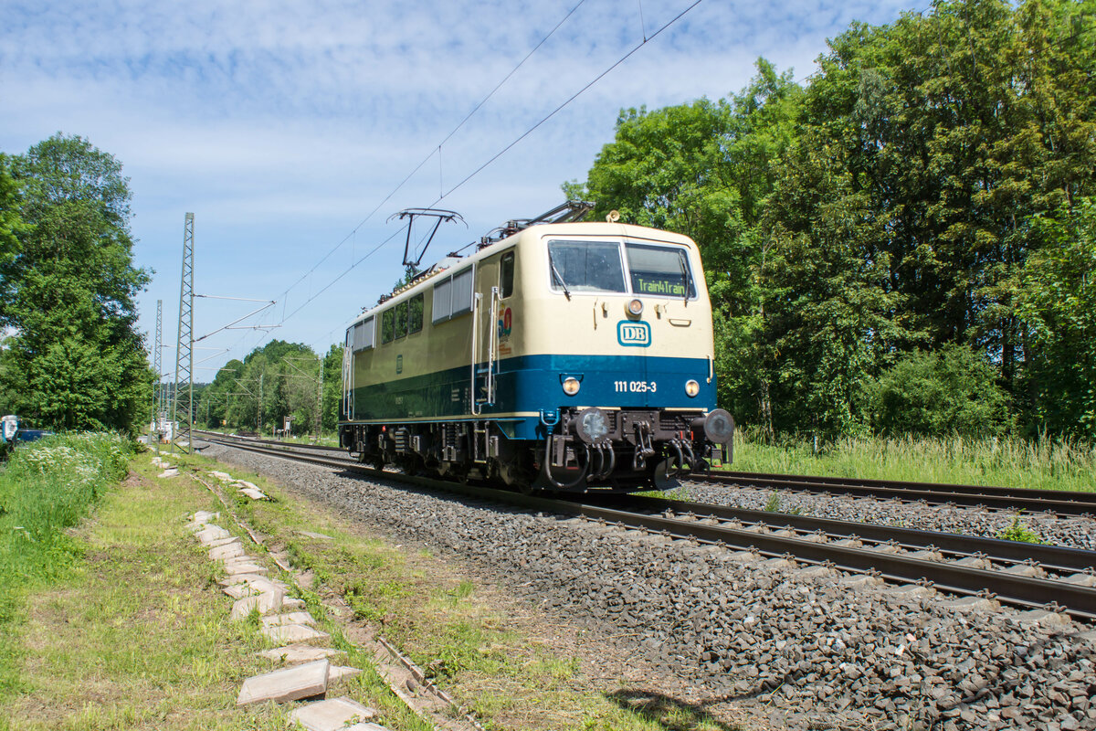 111 025-3 ist am 15.06.2021 in Richtung Würzburg unterwegs,gesehen in Vollmerz.