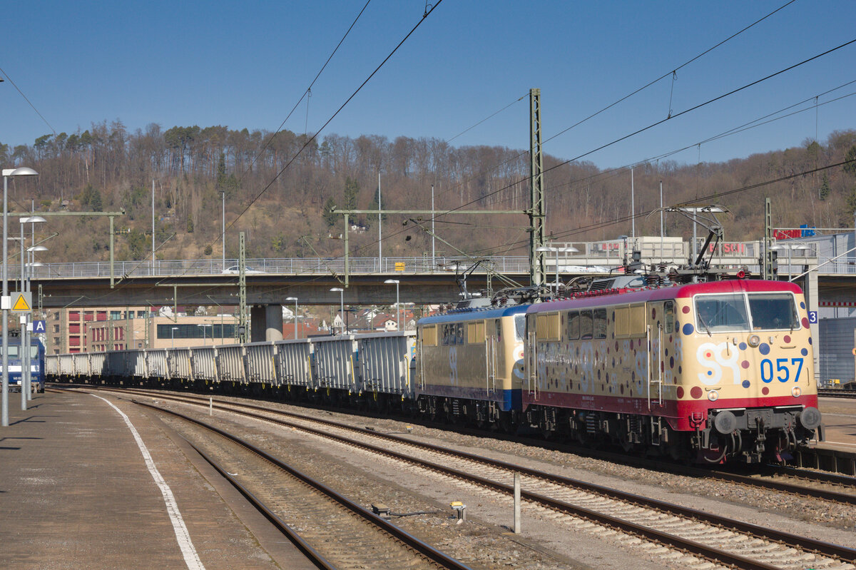 111 026+057 mit GATX-Schüttgutwagen am 11.03.2022 in Plochingen. 