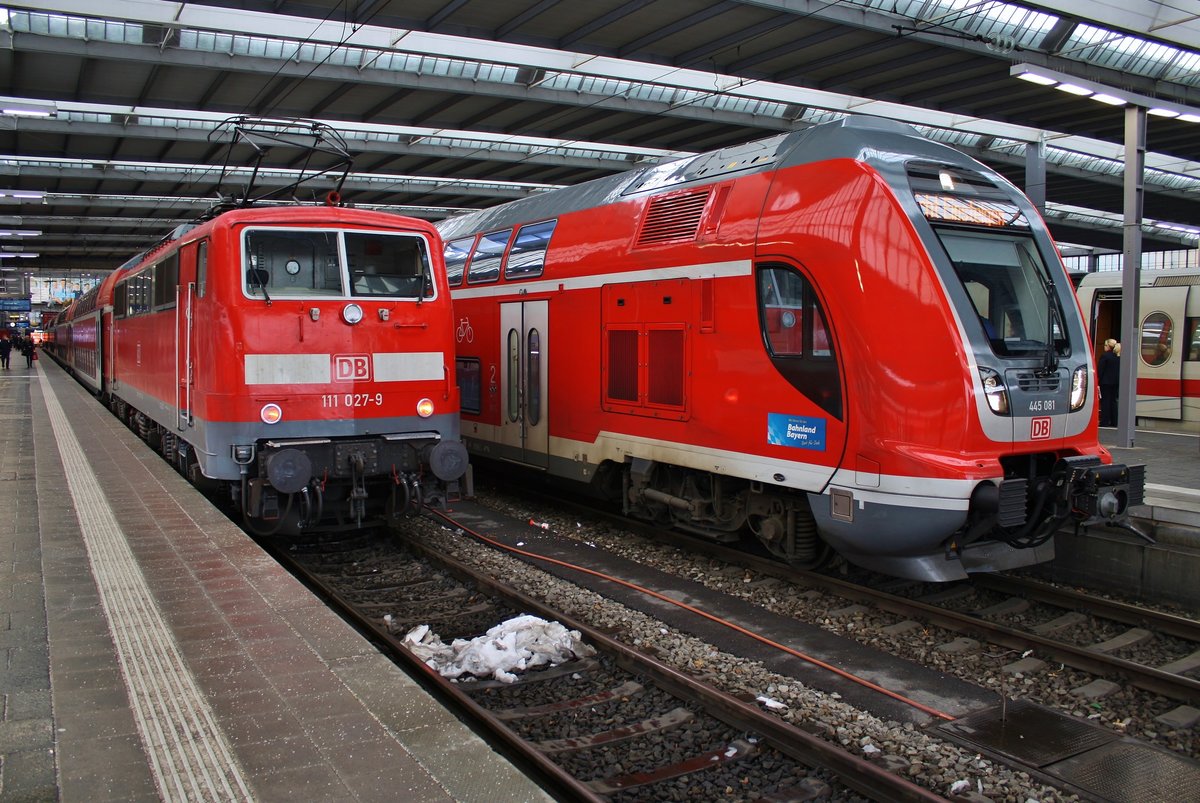 111 027-9 trifft am 7.1.2019 mit dem RE4022 nach Ingolstadt Hauptbahnhof im Münchener Hauptbahnhof auf 445 081-6 als RB59156 nach Treuchtlingen. 