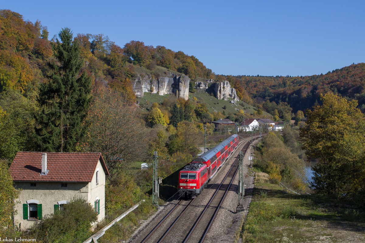 111 027 mit dem RB nach Treuchtlingen durch Hagenacker, 14.10.17