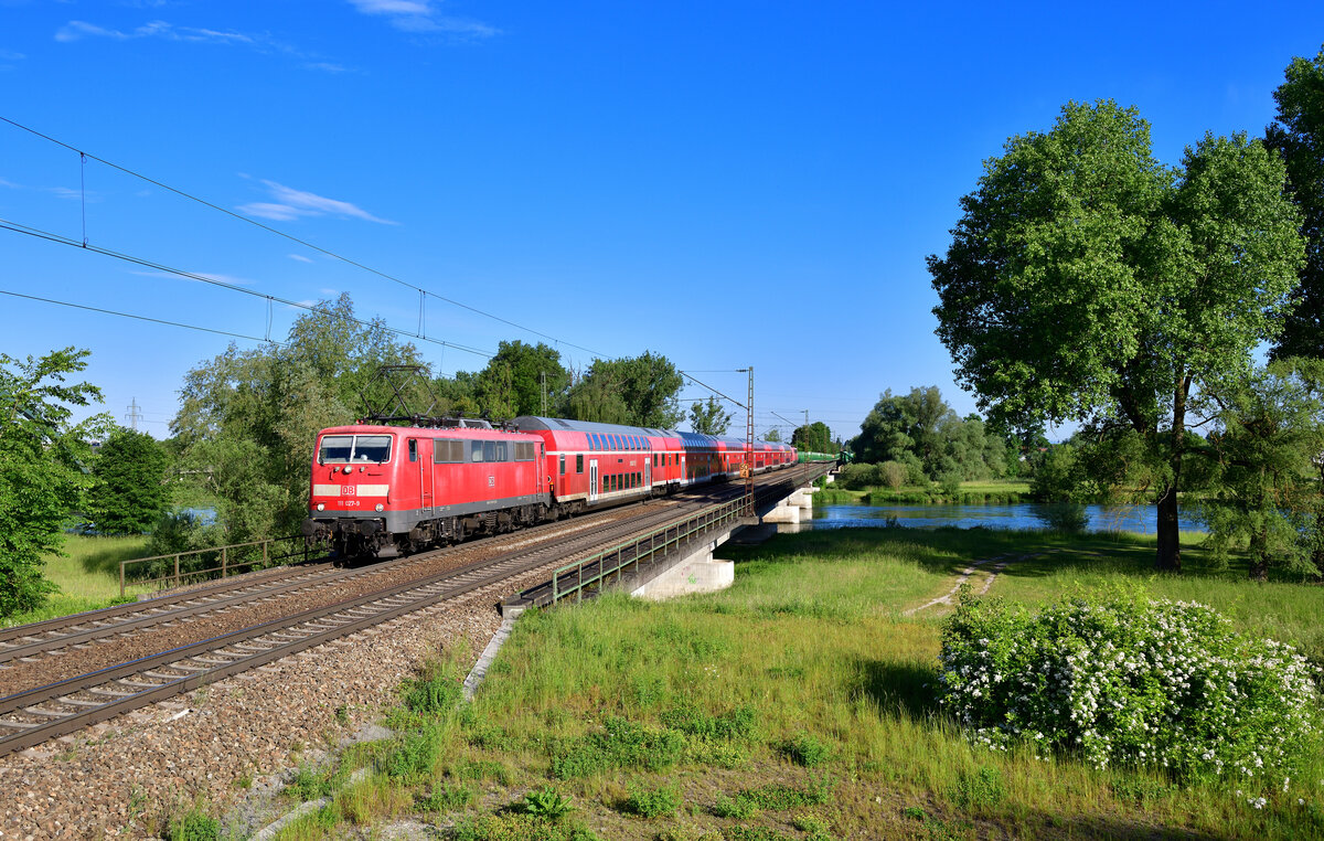 111 027 mit RE3 am 31.05.2022 bei Plattling.