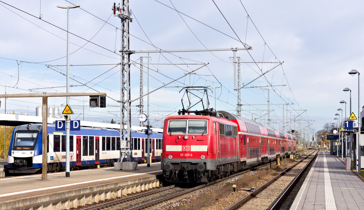 111 027 mit RE72 Memmingen-München auf Gleis 2 und VT172 als RB68 nach Füssen am 07.11.2021 in Buchloe. 