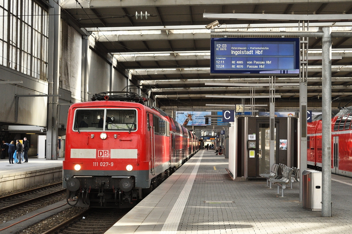 111 027 stand am 4. März 2019 abfahrbereit mit einem RE nach Ingolstadt in München Hbf.
