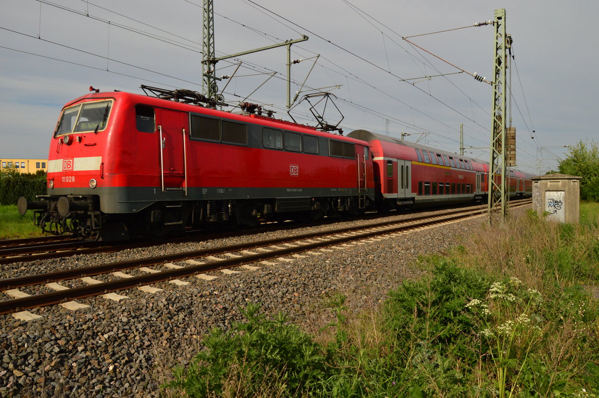 111 028-7 mit einem RE4 nach Aachen in Kleinenbroich.9.5.2016