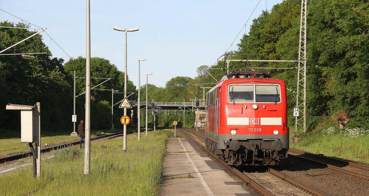 111 028 DB kommt als Lokzug aus Dortmund-Hbf nach Aachen-Hbf und kommt aus Richtung Neuss-Hbf,Mönchengladbach-Hbf,Rheydt-Hbf,Wickrath,Beckrath,Herrath,Erkelenz,Baal,Hückelhoven-Baal,Brachelen und fährt durch Lindern in Richtung Süggerath,Geilenkirchen,Frelenberg,Zweibrüggen,Übach-Palenberg,Rimburg,Finkenrath,Hofstadt,Herzogenrath, Kohlscheid,Richterich,Laurensberg,Aachen-West,Aacen-Schanz,Aachen-Hbf.
Aufgenommen vom Bahnsteig 1 in Lindern. 
Bei schönem Sonnenschein am Nachmittag vom  15.5.2017.