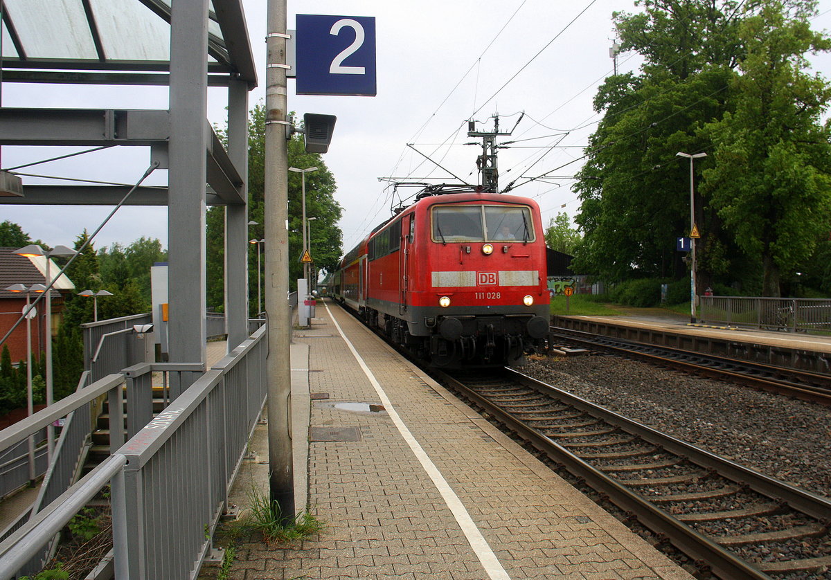 111 028 DB kommt die Kohlscheider-Rampe hoch aus Richtung Neuss,Herzogenrath mit dem RE4 aus Dortmund-Hbf nach Aachen-Hbf und fährt durch Kohlscheid in Richtung Richterich,Laurensberg,Aachen-West,Aachen-Schanz,Aachen-Hbf. 
Aufgenommen vom Bahnsteig 2 in Kohlscheid. 
Bei Wolken am Morgen vom 24.5.2016.