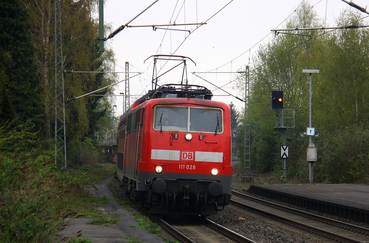 111 028 DB kommt mit dem RE4 Verstärkerzug von Düsseldorf-Hbf nach Aachen-Hbf und kommt aus Richtung Neuss-Hbf,Mönchengladbach-Hbf,Rheydt-Hbf,Wickrath,Beckrath,Herrath und fährt in Erkelenz ein und fährt dann weiter in Richtung Baal,Hückelhoven-Baal,Brachelen,Lindern,Süggerrath,Geilenkirchen,Frelenberg,Zweibrüggen,Übach-Palenberg,Rimburg,Finkenrath,Hofstadt,Herzogenrath, Kohlscheid,Richterich,Laurensberg,Aachen-West,Aachen-Schanz,Aachen-Hbf. 
Aufgenommen vom Bahnsteig 1 in Erkelenz. 
Bei Sonne und Wolken am Nachmittag vom 7.4.2017.