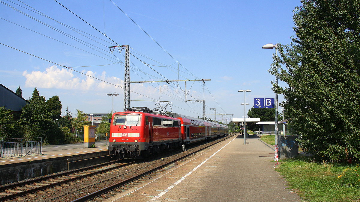 111 028 DB  kommt mit dem RE4 von Dortmund-HBf nach Aachen-Hbf und kommt aus Richtung Neuss-Hbf,Mönchengladbach-Hbf  und hält in Rheydt-Hbf und fährt dann weiter in Richtung Wickrath,Beckrath,Herrath,Erkelenz,Baal,Hückelhoven-Baal,Brachelen,Lindern,Süggerrath,Geilenkirchen,Frelenberg,Zweibrüggen,Übach-Palenberg,Rimburg,Finkenrath,Hofstadt,Herzogenrath, Kohlscheid,Richterich,Laurensberg,Aachen-West,Aachen-Schanz,Aachen-Hbf.
Aufgenommen  vom Bahnsteig 3 in  Rheydt-Hbf.
Bei Sommerwetter am Mittag vom 27.8.2016.