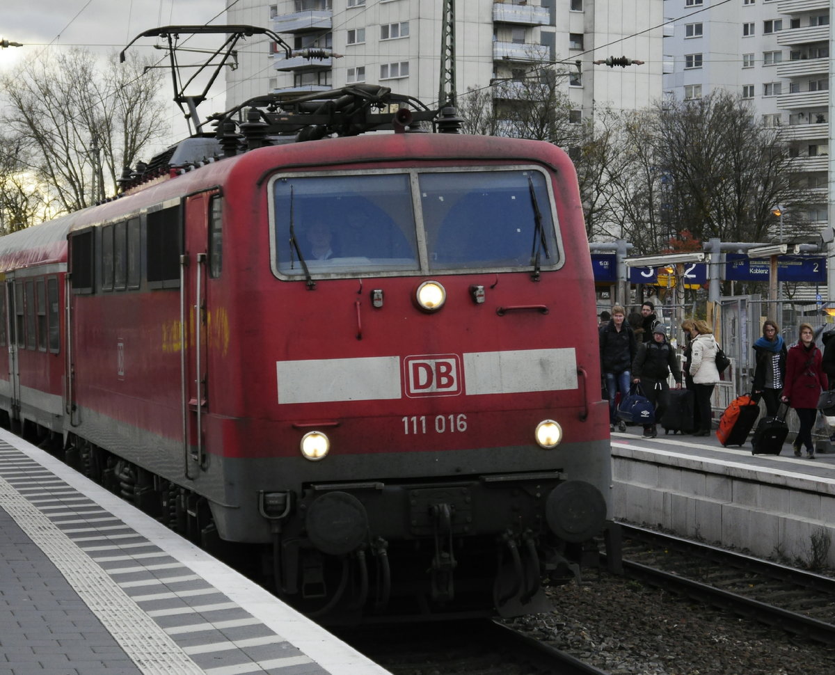 111 028 mit RB 35 nach Emmerich in Wesel am 20.11.16.