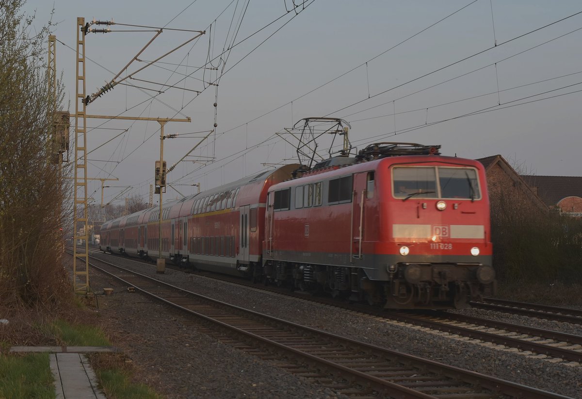 111 028 nach Aachen Hbf mit 20+ Min. Verspätung kommt der Zug durch Korschenbroich. 16.3.2017