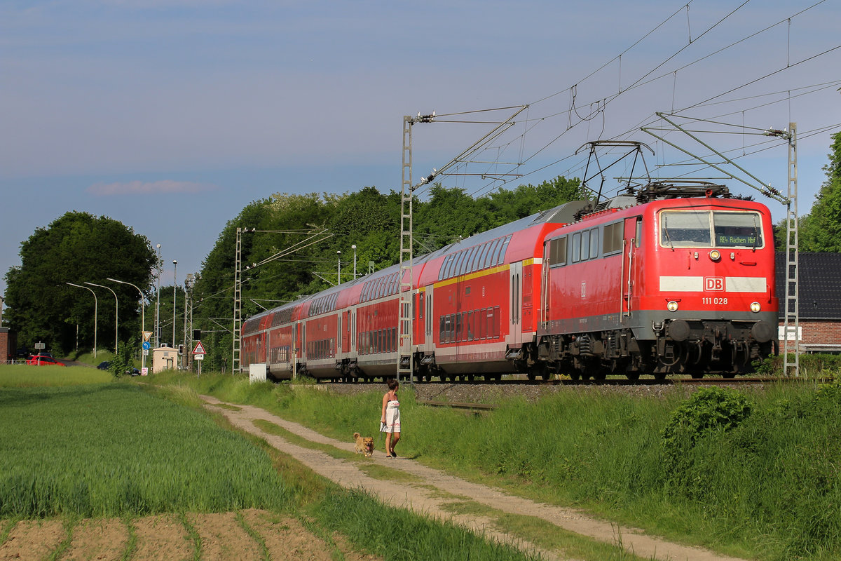 111 028 war am 22.05.2017 mit dem RE10424 in Richtung Aachen Hbf unterwegs und konnte hier bei Süggerath fotografiert werden.