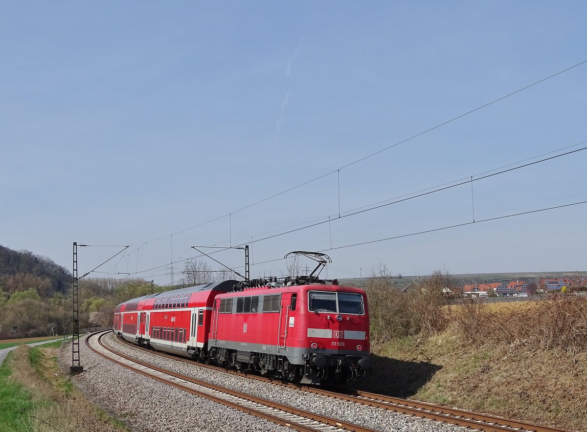 111 029  Bügelfalte  schiebt RE 4934 nach Würzburg, fotografiert zwischen Lauffen/N und Kirchheimer Tunnel am 25.3.2017.