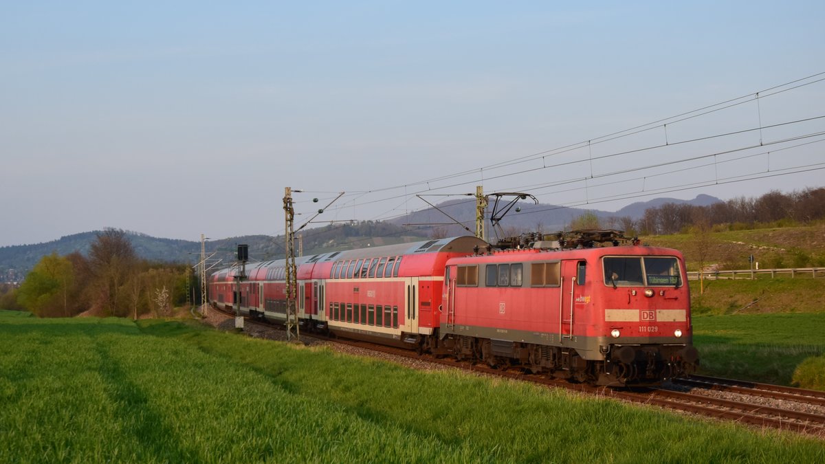 111 029 hat einen RE Stuttgart - Tübingen am Haken und ist hier zwischen Metzingen und Reutlingen-Sondelfingen zu sehen. Aufgenommen am 17.4.2019 19:10