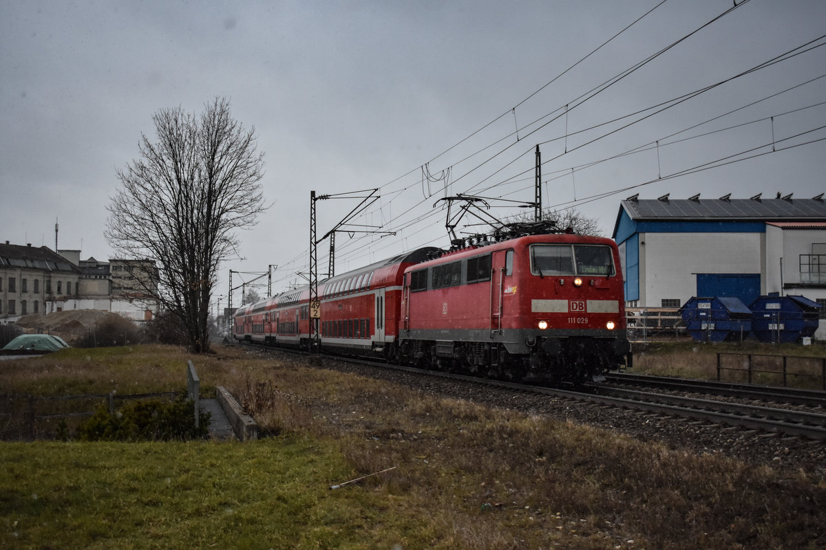 111 029 mit einem IRE nach Lindau Hbf bei der durchfahrt in Salach, Januar 2019