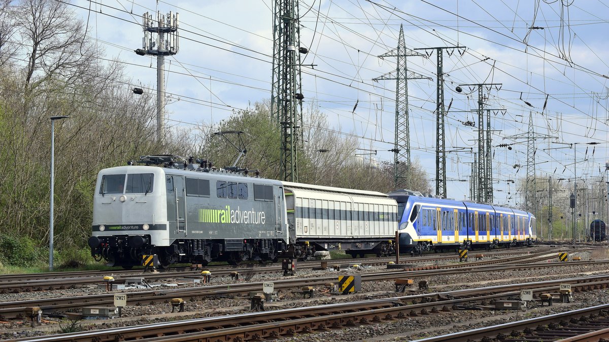 111 029 wurde in Gremberg bereits von einigen Fotografen sehnsüchtig erwartet. Knapp eine Stunde vor Plan fuhr sie als 14300 Bingen - Kaldenkirchen mit 2 neuen Triebzügen aus dem Hause CAF durch Gremberg gen Südbrücke weiter nach Kaldenkirchen.

Gremberg 03.04.2021
