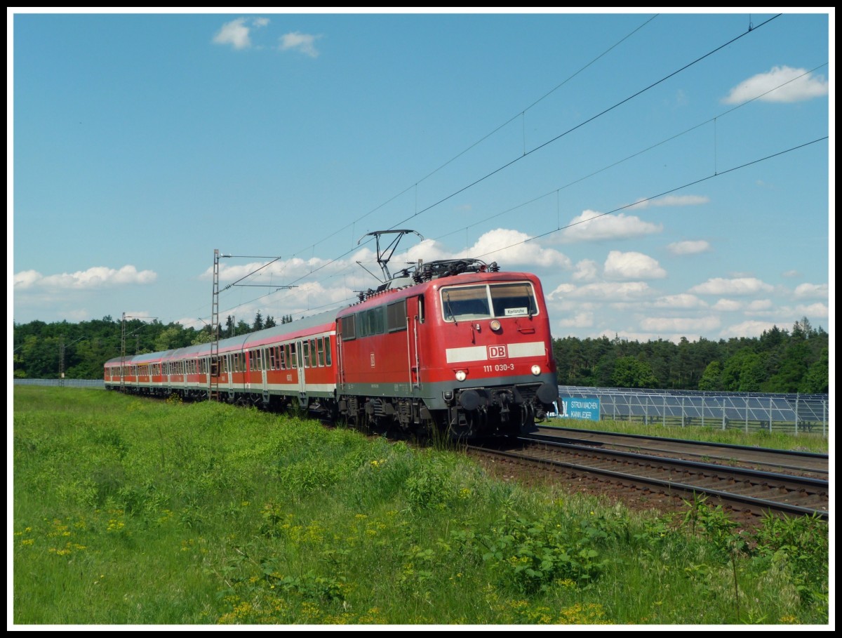 111 030 fährt am 27.5.13 mit einer n-Wagengarnitur über die Rheinbahn von Mannheim nach Karlsruhe.
Festgehalten zwischen Neulussheim und Waghäusel.