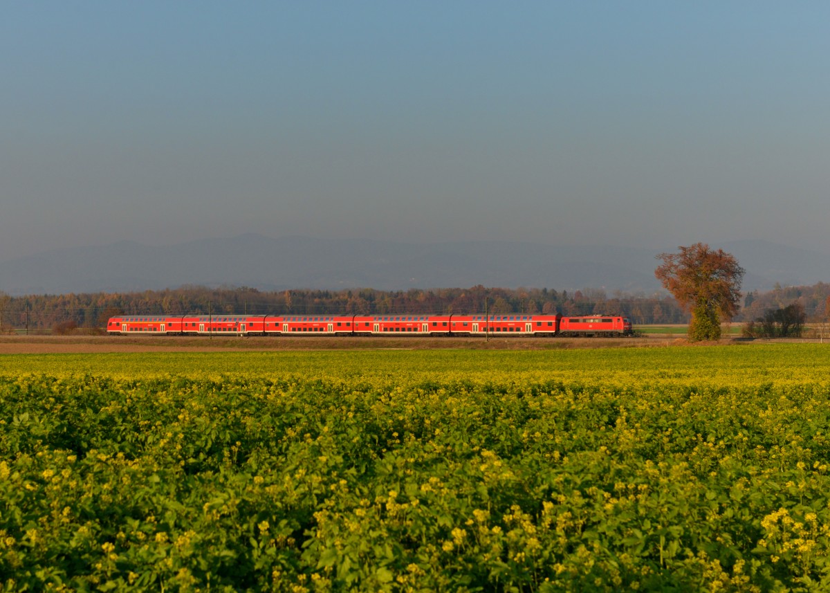 111 031 mit einem RE am 06.11.2015 bei Langenisarhofen. 