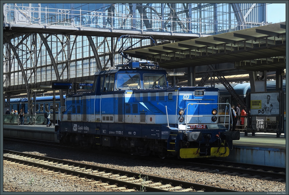 111 035-2 rollt am 28.05.2022 durch Praha hl.n.