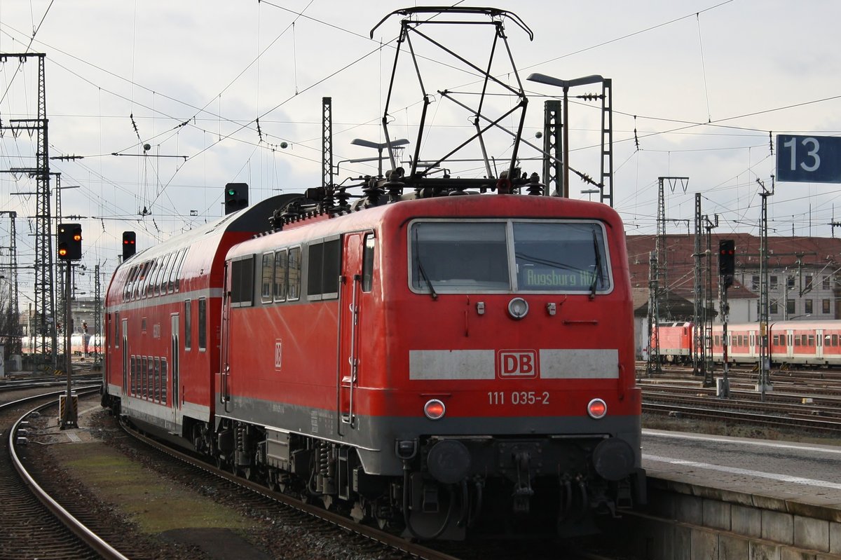 111 035-2 schiebt am 28.12.2017 den RE59125 von Nürnberg Hauptbahnhof nach Augsburg Hauptbahnhof aus dem Startbahnhof.