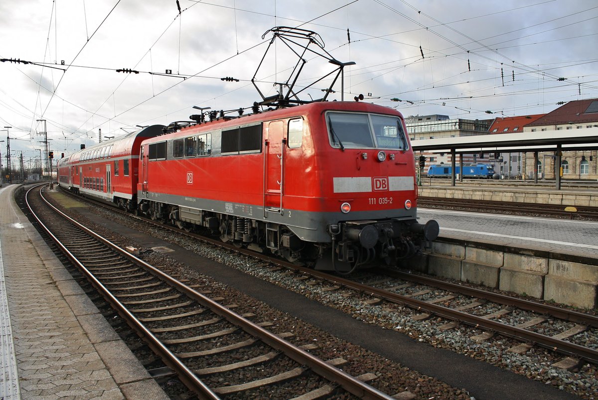 111 035-2 verlässt am 28.12.2017 den RE59125 nach Augsburg Hauptbahnhof den Nürnberger Hauptbahnhof.