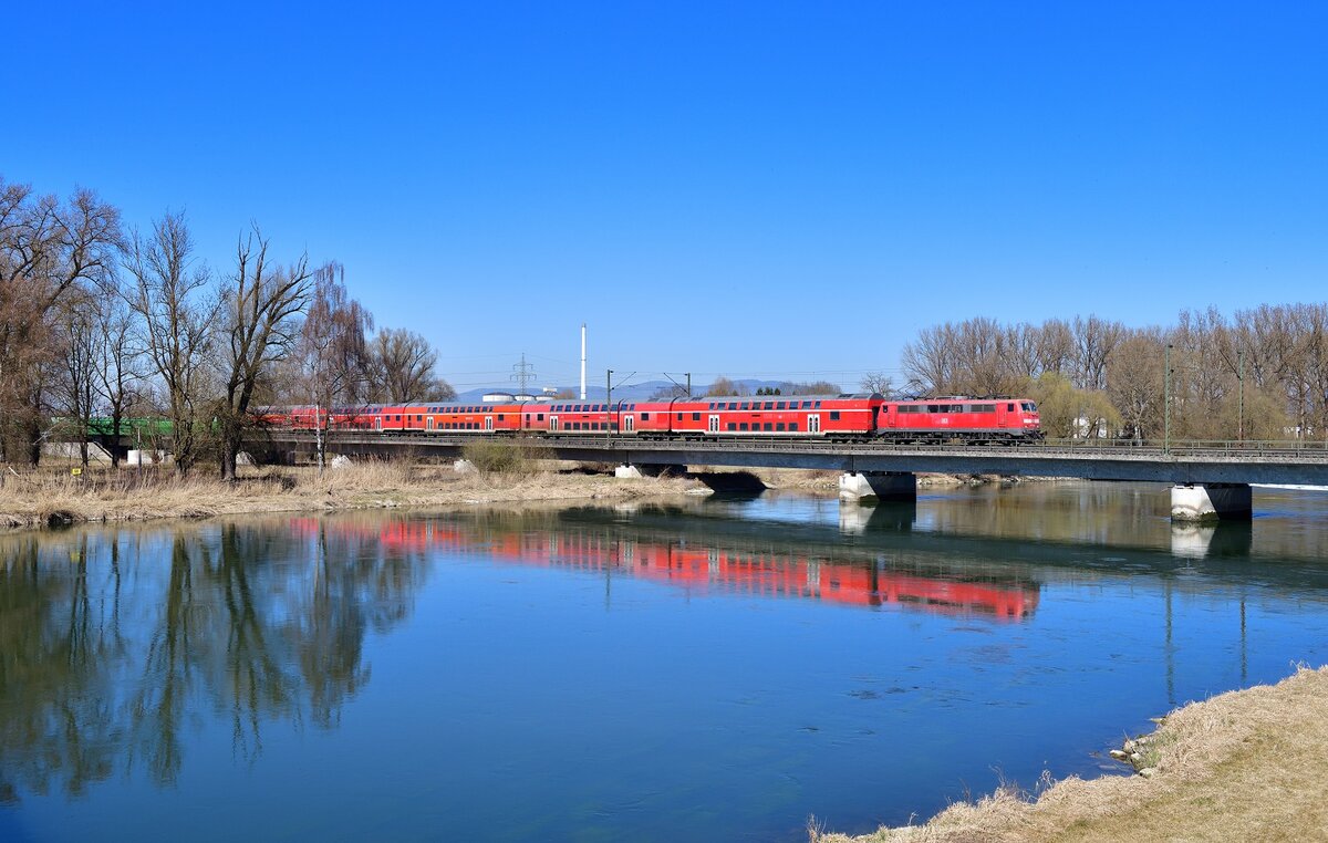 111 035 mit einem RE am 23.03.2022 bei Plattling.