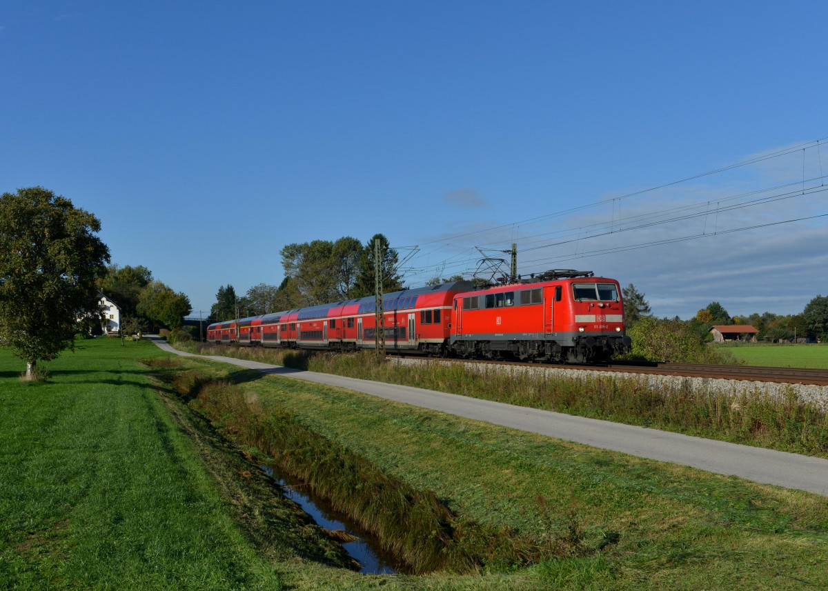 111 035 mit einem RE nach Salzburg am 13.10.2013 bei �bersee.