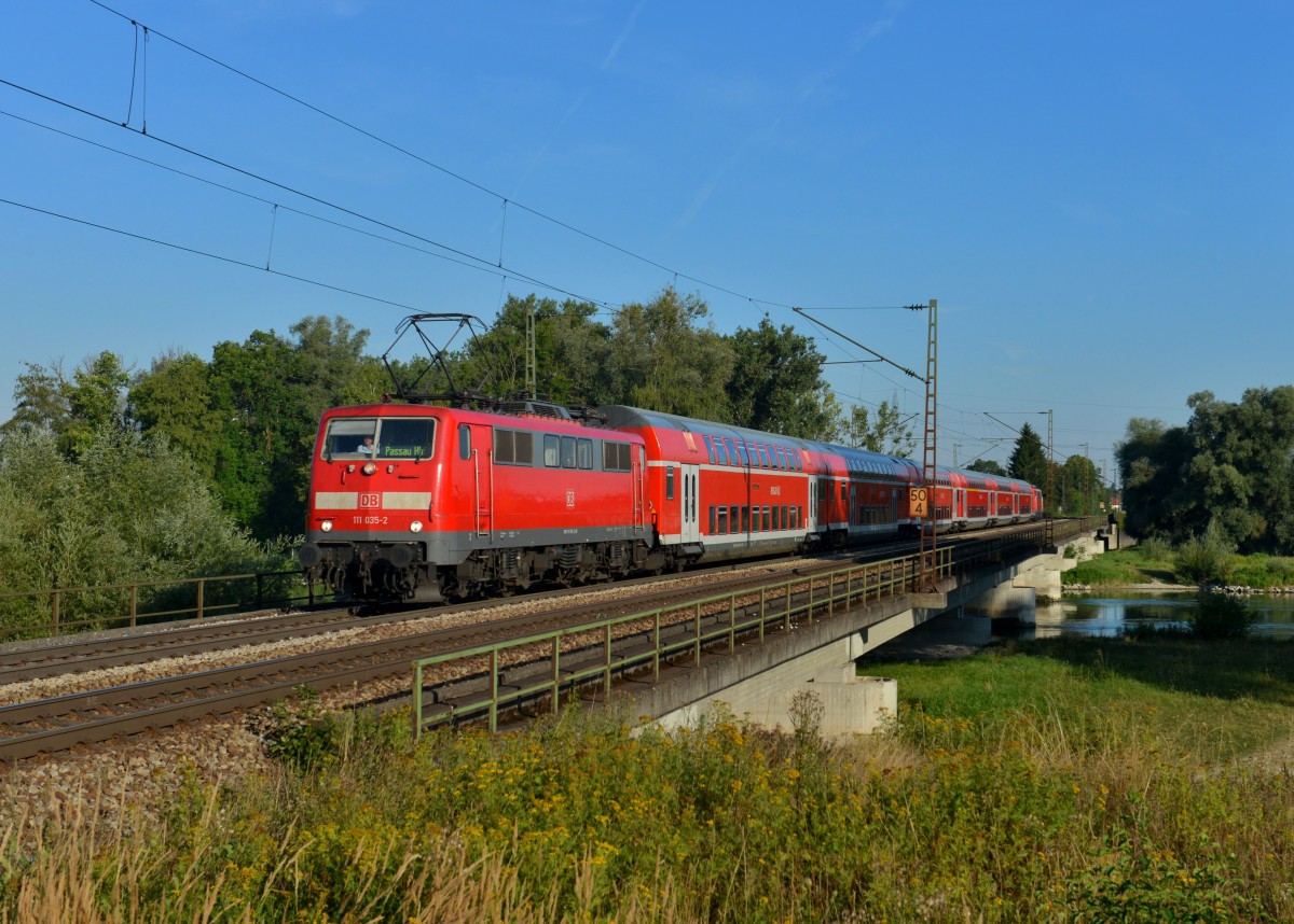 111 035 mit einem RE nach Passau am 17.08.2013 auf der Isarbrücke bei Plattling.