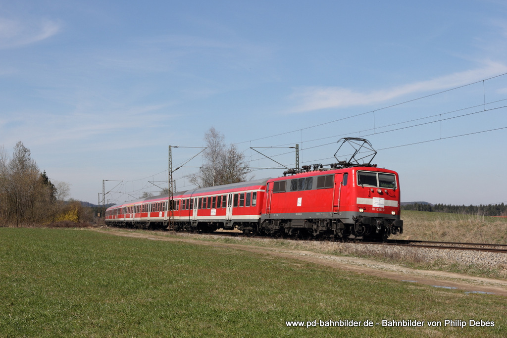 111 036-0 (Bayerische Oberlandbahn GmbH) mit dem M 79019 in Richtung Salzburg Hbf in Ostermünchen, 27. März 2014