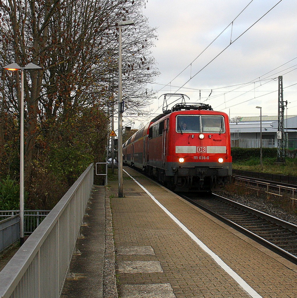 111 036-0 DB kommt die Kohlscheider-Rampe hoch aus Richtung Neuss,Herzogenrath mit dem RE4 aus Dortmund-Hbf nach Aachen-Hbf und fährt durch Kohlscheid in Richtung Richterich,Laurensberg,Aachen-West.
Bei Sonne und Regenwolken am Morgen vom 16.11.2015.