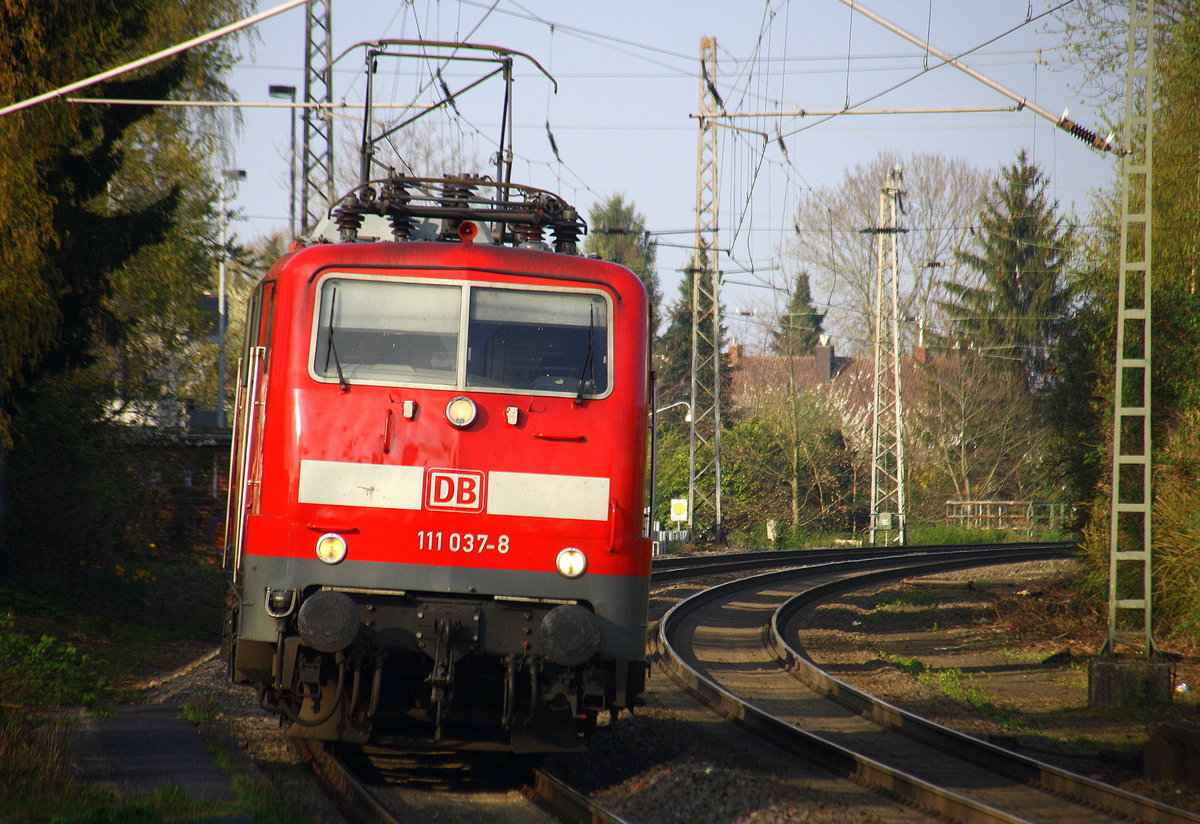 111 037-8 DB kommt als Lokzug aus Dortmund-Hbf nach Aachen-Hbf und kommt aus Richtung Neuss-Hbf,Mönchengladbach-Hbf,Rheydt-Hbf,Wickrath,Beckrath,Herrath und fährt durch Erkelenz in Richtung Baal,Hückelhoven-Baal,Brachelen,Lindern,Süggerrath,Geilenkirchen,Frelenberg,Zweibrüggen,Übach-Palenberg,Rimburg,Finkenrath,Hofstadt,Herzogenrath, Kohlscheid,Richterich,Laurensberg,Aachen-West,Aachen-Schanz,Aachen-Hbf. 
Aufgenommen vom Bahnsteig 1 in Erkelenz. 
Bei schönem Frühlingswetter am Nachmittag vom 3.4.2017.