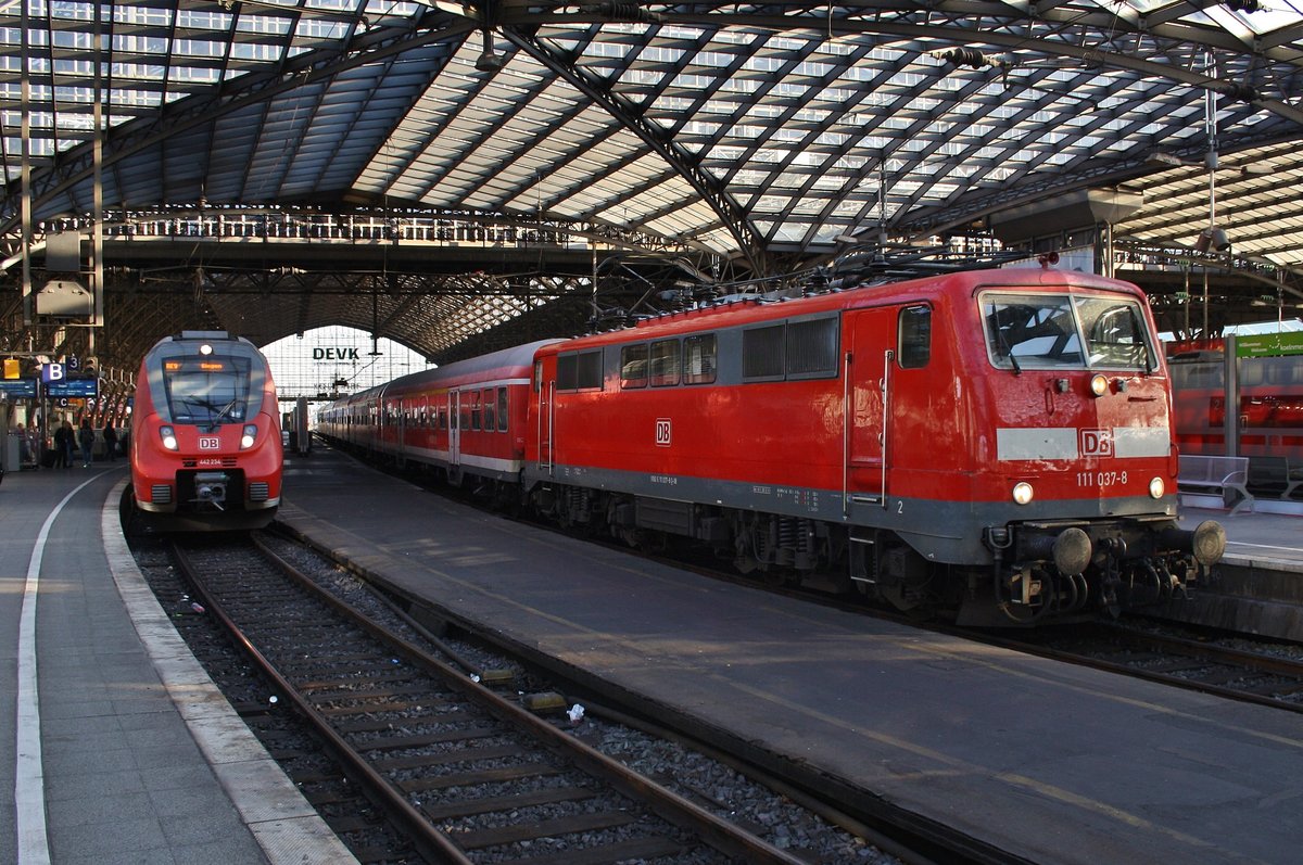 111 037-8 trifft am 3.7.2017 mit dem RE8 (RE10839)  Rhein-Erft-Express  von Kaldenkirchen nach Köln Messe/Deutz im Kölner Hauptbahnhof auf 442 254-9 als RE9 (RE10903)  Rhein-Sieg-Express  von Aachen Hauptbahnhof nach Siegen.