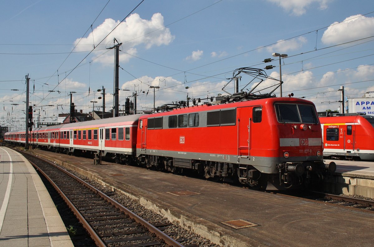 111 037-8 verlässt am 4.7.2017 mit dem RE8 (RE10838)  Rhein-Erft-Express  von Köln Messe/Deutz nach Kaldenkirchen den Kölner Hauptbahnhof. 