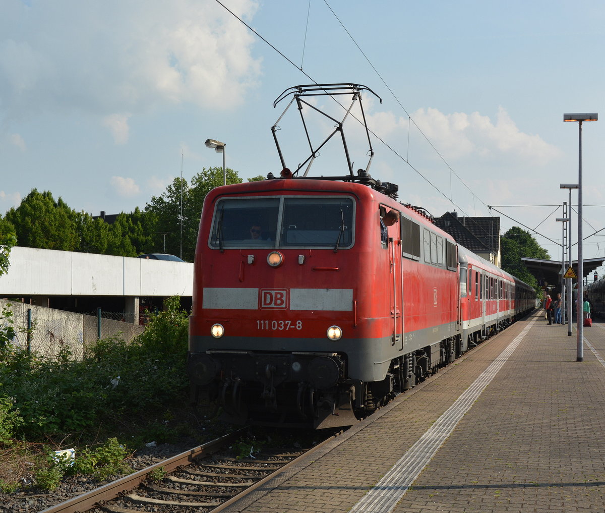 111 037-8 zog den RE8 Verstärker von Köln bis Mönchengladbach. Da der Steuerwagen defekt war wurde die 111 vor dem Steuerwagen gespannt weshalb der Zug nur bis Mönchengladbach fuhr da ein umsetzen in Kaldenkirchen zu aufwendig wäre. Mit knapp 25min Verspätung durch Weichenstörungen in Köln fuhr er aus Grevenbroich aus Richtung Mönchengladbach. Der Karlsruher Steuerwagen trug sogar noch ein Schild mit Westerland/Sylt - Hamburg Altona am Fenster.

Grevenbroich 25.05.2018