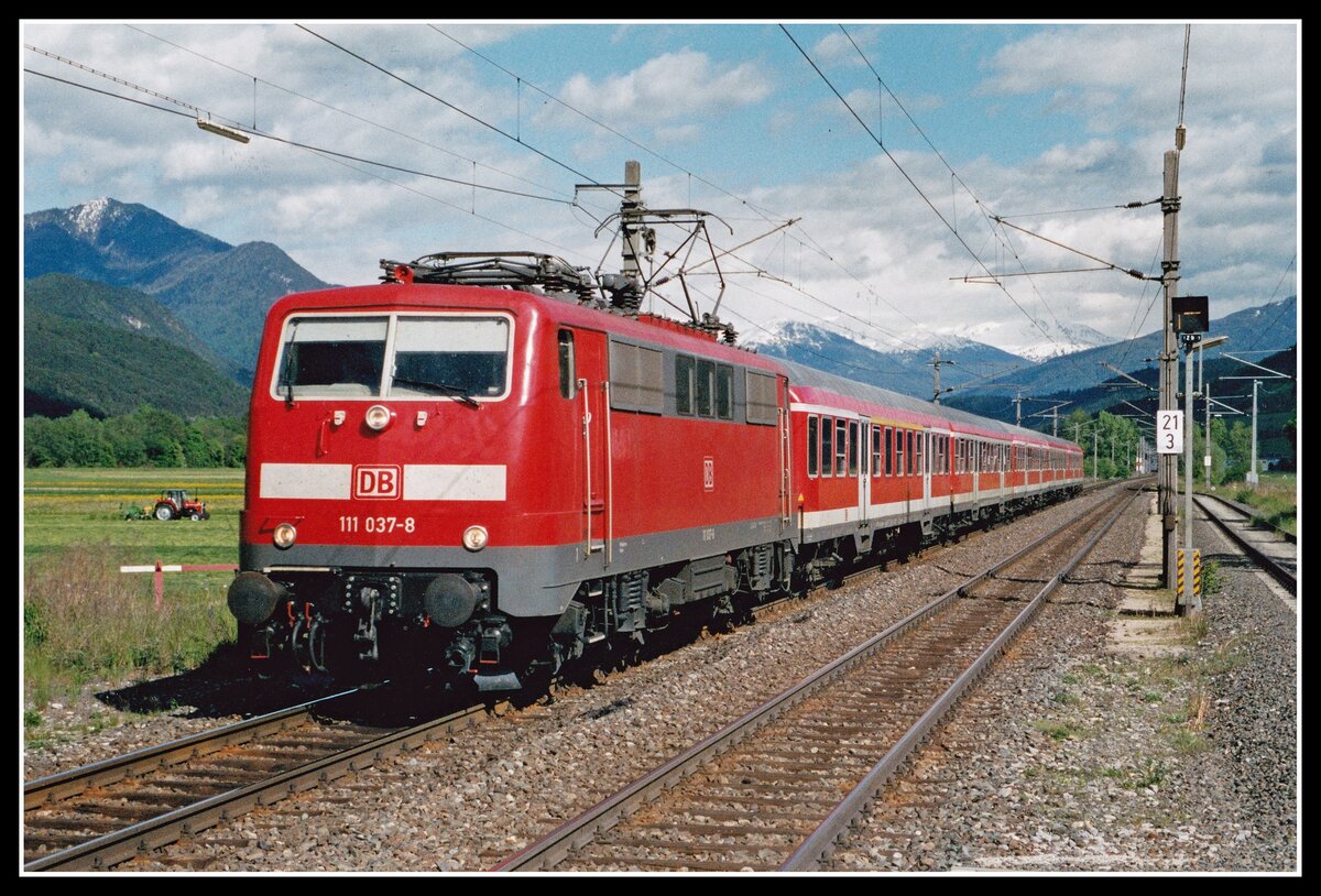 111 037 mit R5121 bei Flaurling am 17.05.2004.
