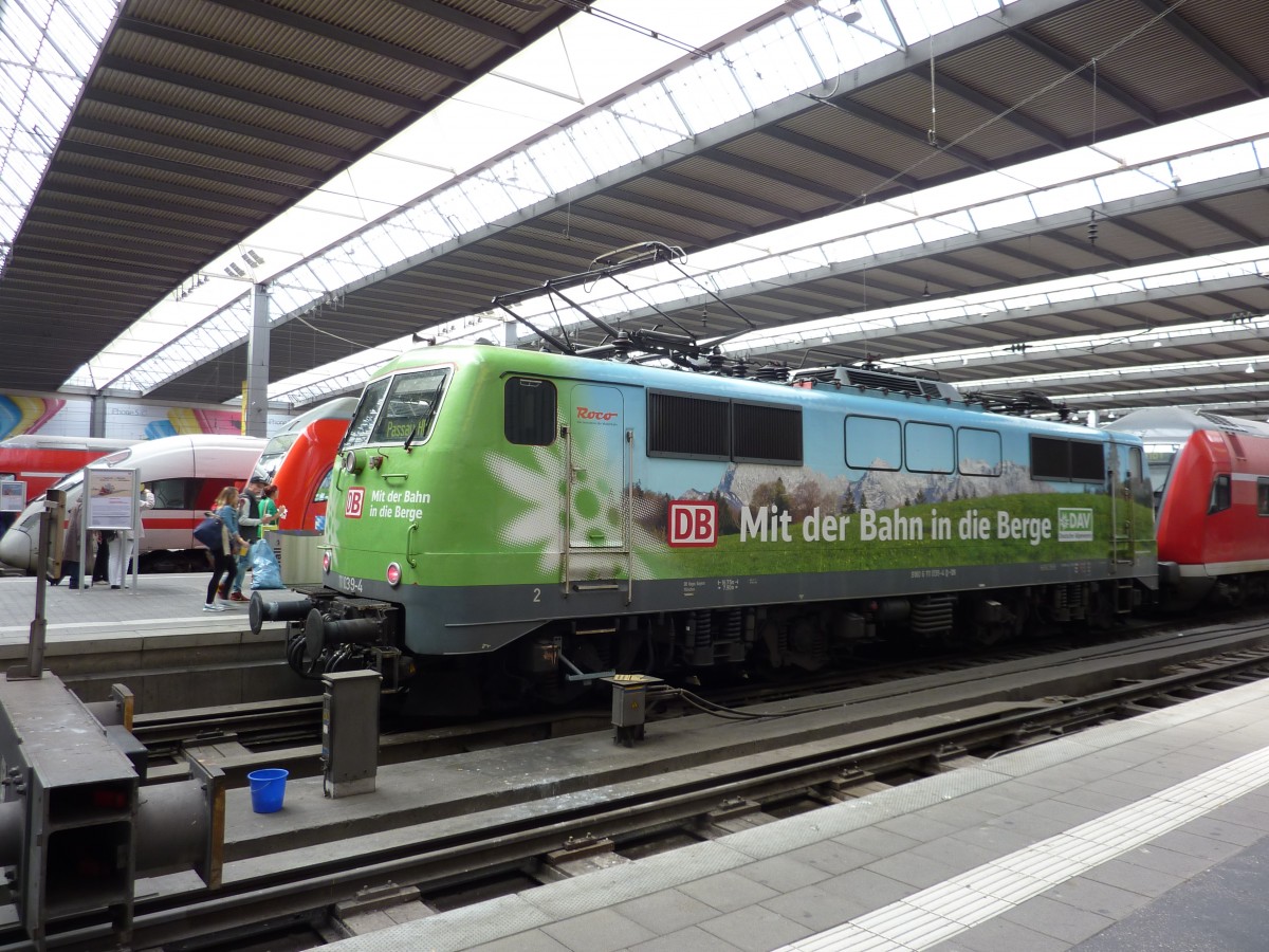 111 039-4  DAV - Mit der Bahn in die Berge  mit Regionalzug in München Hbf 2014-12-13 **** Sehen Sie Bahnvideos an - www.youtube.com/user/cortiferroviariamato/videos