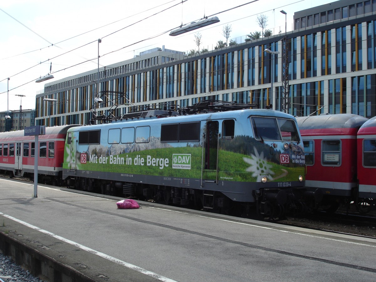 111 039-4 DB AG Mit der Bahn in die Berge DAV Deutscher Alpenverein in München Hbf, 08-08-2012 
Bahnvideos in Youtube - http://www.youtube.com/user/cortiferroviariamato/videos
 - Auch 103 245 mit CNL Amsterdam-Innsbruck