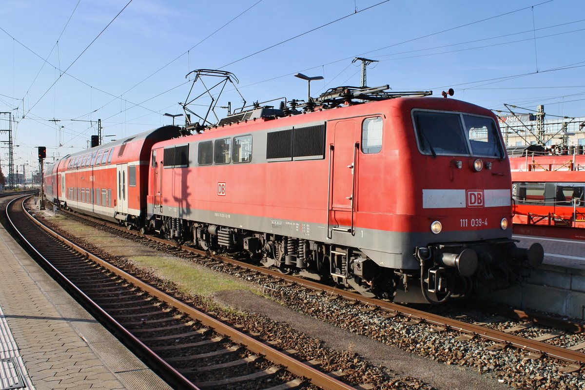 111 039-4 erreicht am Nachmittag des 15.11.2018 mit dem RE59122 von Augsburg Hauptbahnhof den Nürnberger Hauptbahnhof.