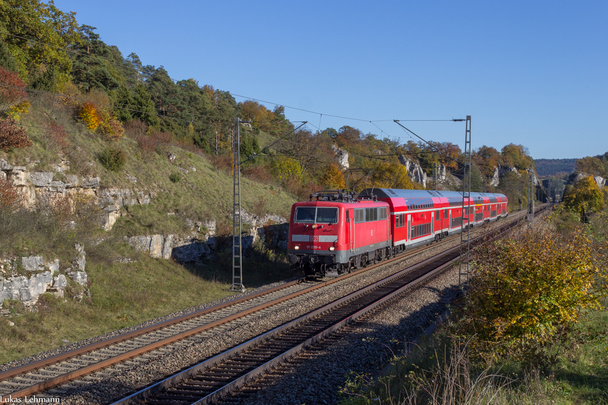 111 039 mit dem RB nach Nürnberg Hbf durch Hagenacker Richtung Treuchtlingen, 14.10.17