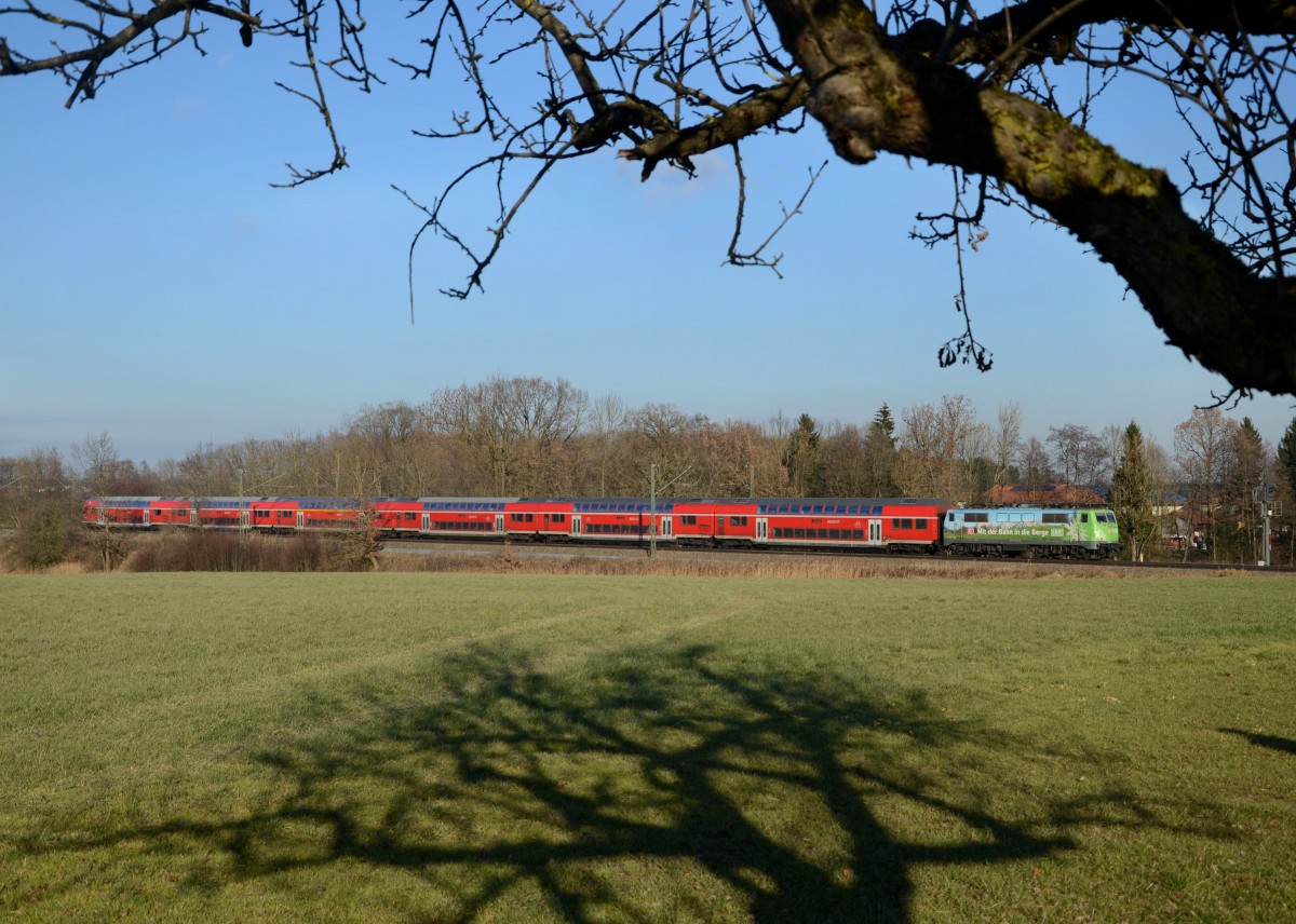 111 039 mit einem RE am 14.12.2013 bei Hilperting.
